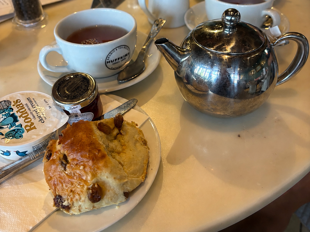 HUFFKINSのスコーンと紅茶
