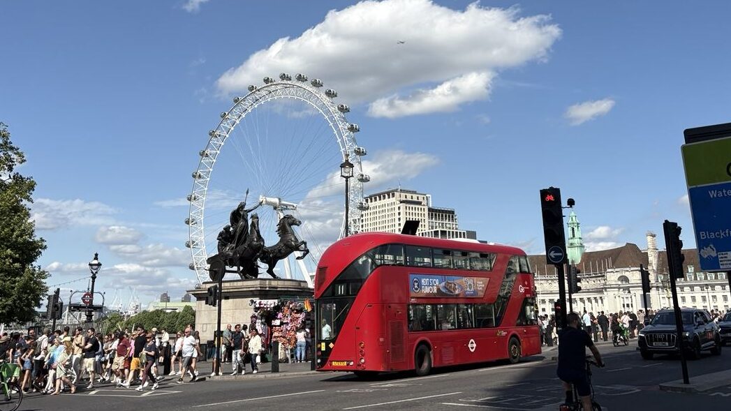 ロンドン・アイと赤い2階建てバス
