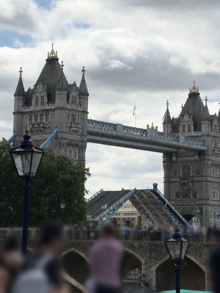 ロンドン塔から見た橋が上がっているタワーブリッジ