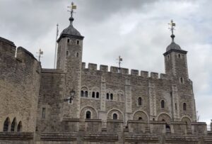 ロンドン塔の石造りの建物と城壁