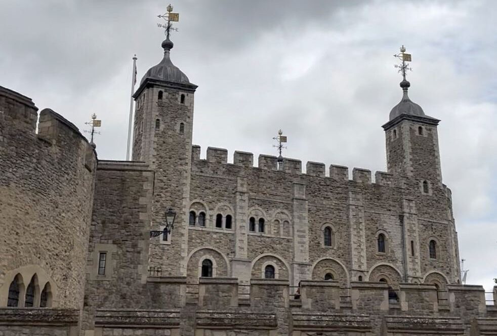ロンドン塔の石造りの建物と城壁