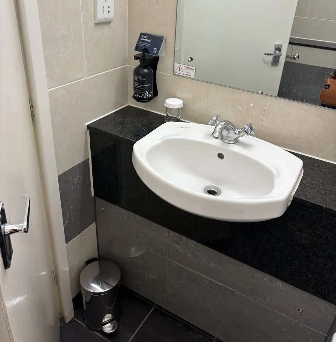 Bedford Hotel Londonのバスルームの洗面台