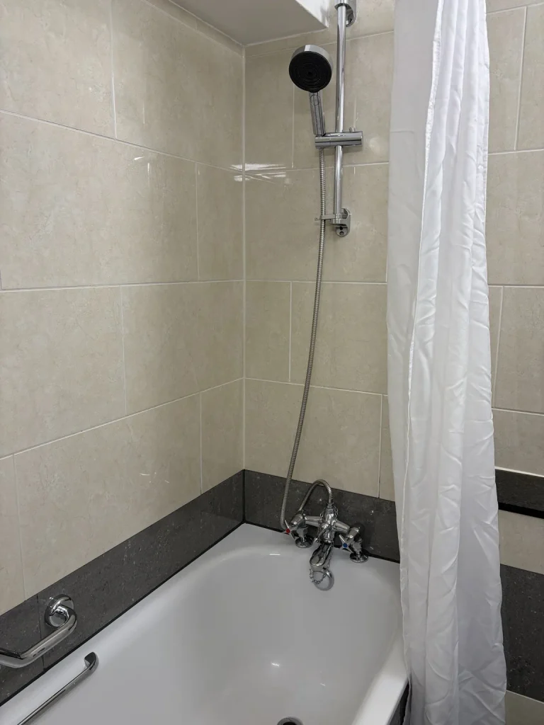 Bedford Hotel Londonのバスタブとシャワー