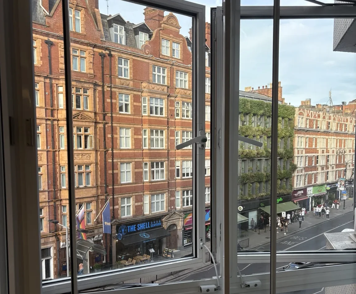 Bedford Hotel Londonの客室から見たBloomsbury周辺の街並み