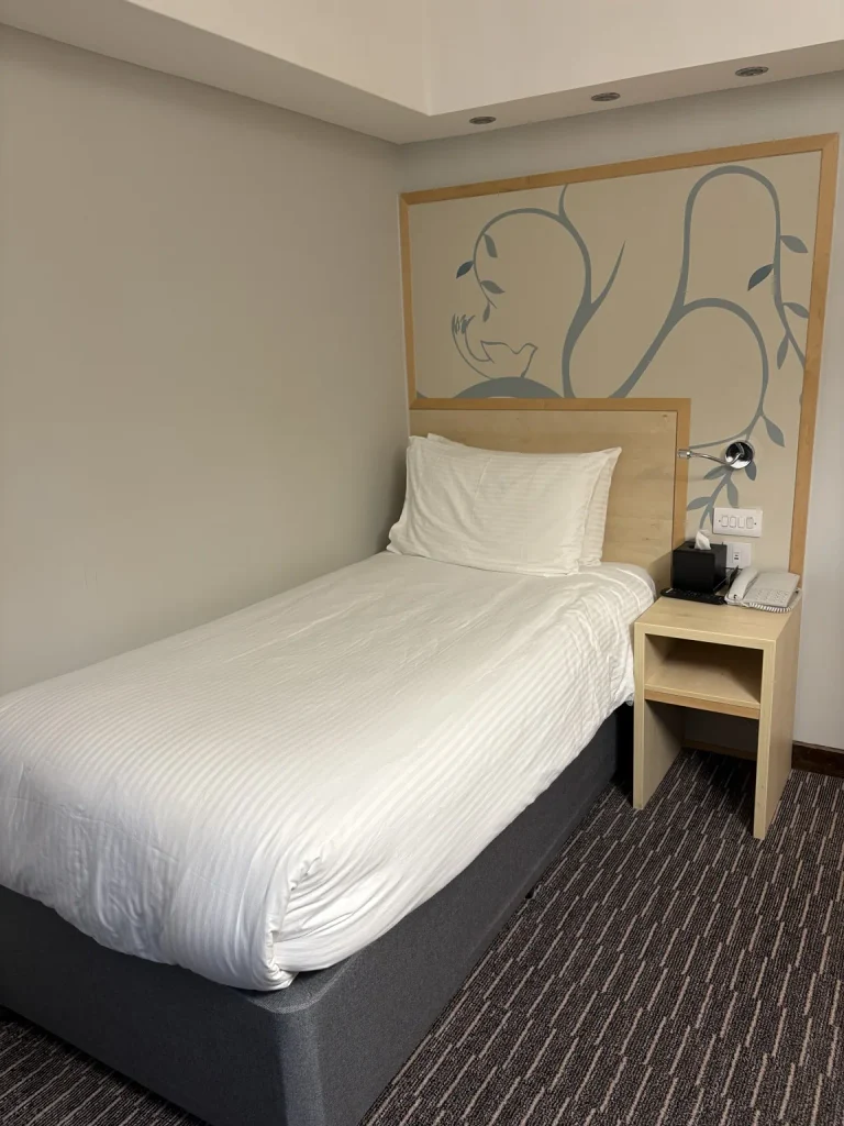 Bedford Hotel Londonのシングルルームのベッド