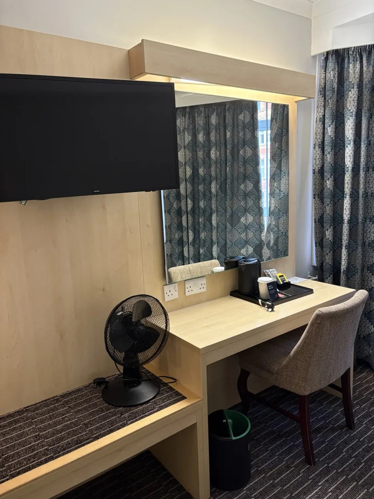 Bedford Hotel Londonの客室デスクと扇風機