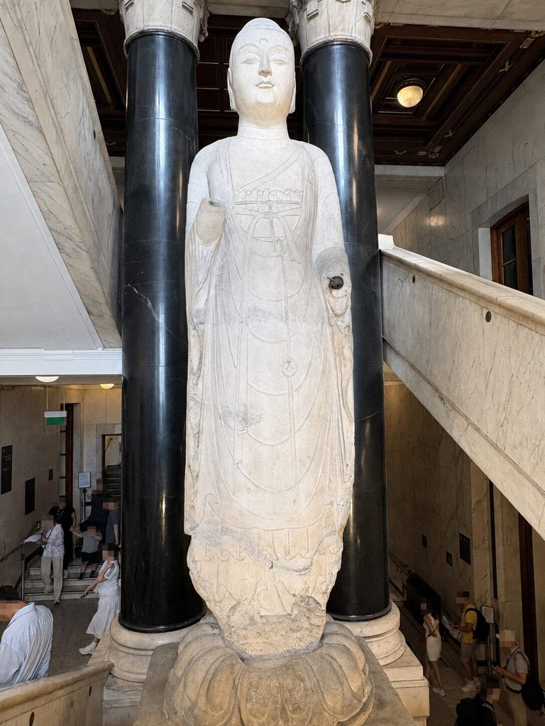 大英博物館North Stairsの中国・隋時代の阿弥陀如来像