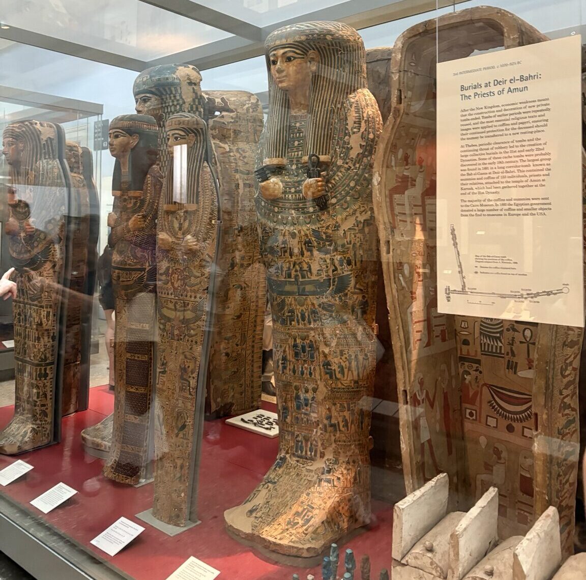大英博物館Rooms 62–63に並ぶ古代エジプトの棺